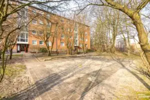 Spielplatz vor dem Haus