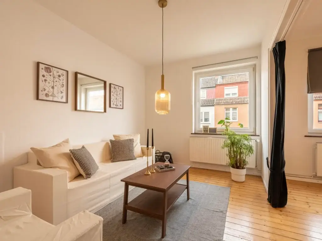 Modern eingerichtetes Wohnzimmer als Beispiel für professionelles Home Staging
