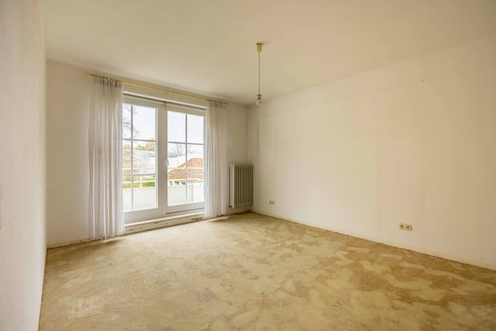 Leeres Schlafzimmer vor dem Home Staging