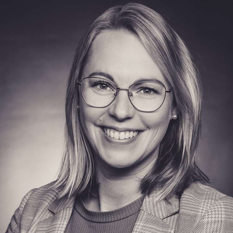  Mona Evenburg 
